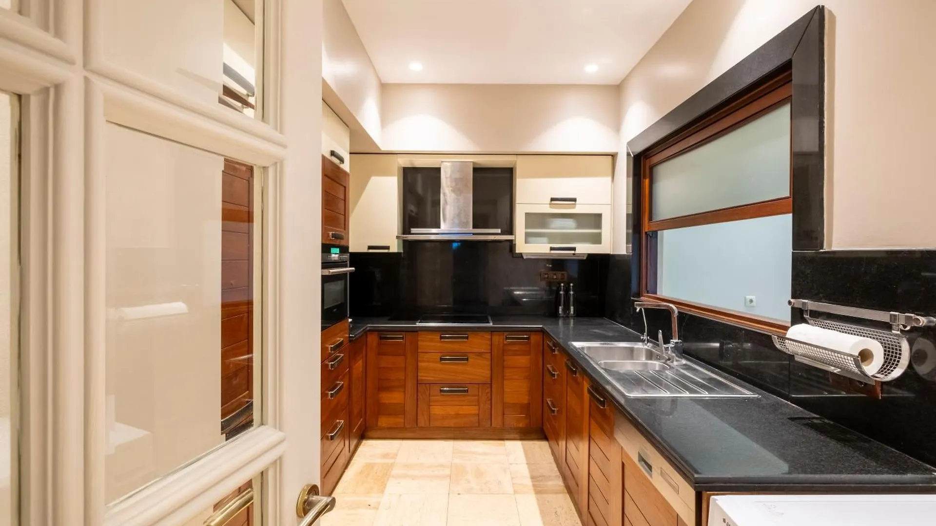 Homie Suites - A Majestic 4 Bedroom Villa Boasting A Private Garden And Terrace In Levent #83 Istanbul 0*,